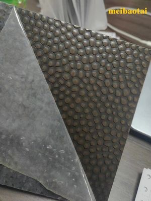 Op maat gemaakte PVD-gecoate gouden geborduurde roestvrij staalplaat met een dikte van 0,85 mm
